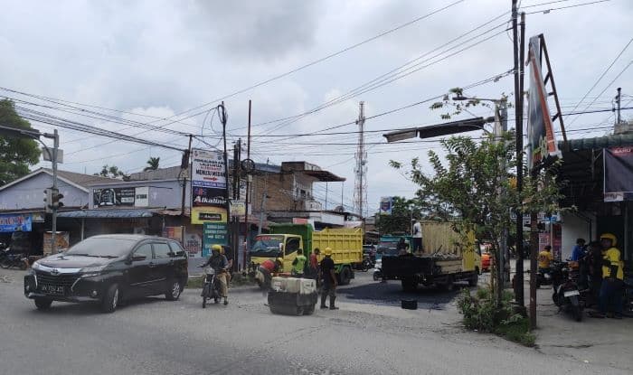 dinas_pu_pematangsiantar_perbaiki_empat_titik_ruas_jalan_yang_berlubang