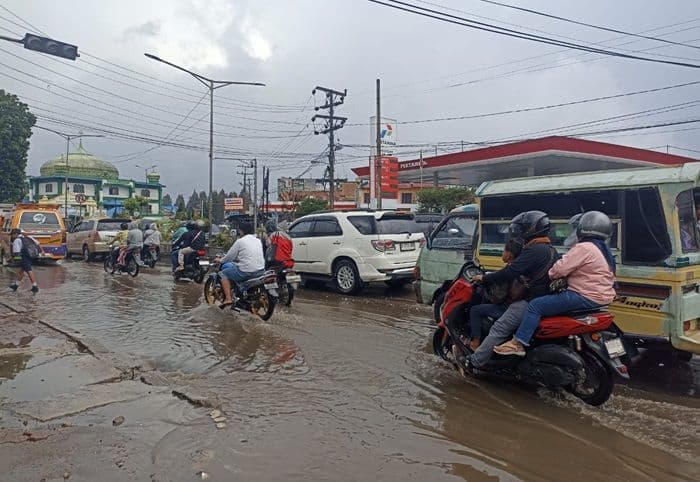 jalan_jamin_ginting_kabanjahe_kembali_terendam_banjir_warga_keluhkan_infrastruktur
