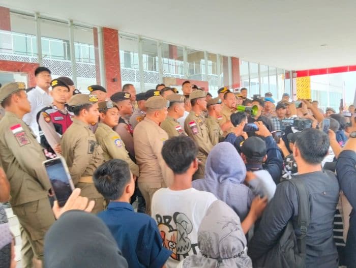 jalan_rusak_parah_warga_nibung_hangus_minta_perbaikan_sebelum_juni_2025