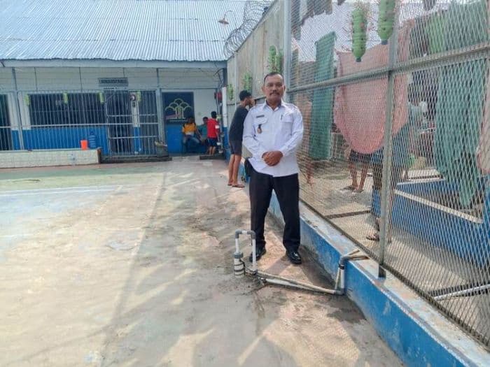 lapas_gunung_tua_minim_sarana_air_bersih_wakil_ketua_dprd_paluta_berikan_bantuan