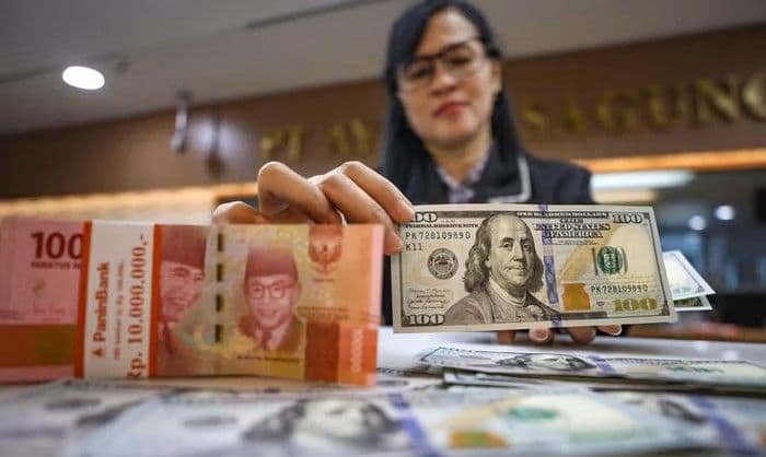 pasar_masih_gamang_dolar_as_naik_tipis_ke_rp16830