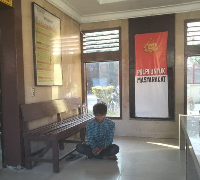 butuh_biaya_berobat_ibunya_sakit_pemuda_ini_nekat_curi_handphone_hingga_dihajar_warga