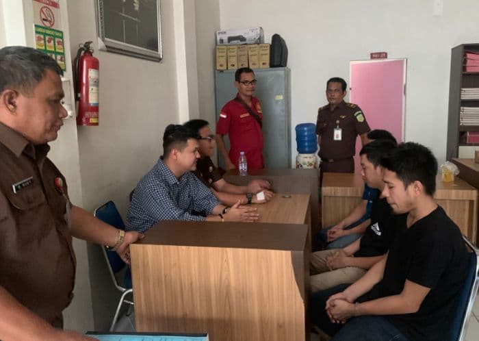 kejari_medan_tahan_tiga_kurir_ganja_151_kg_asal_aceh_tenggara