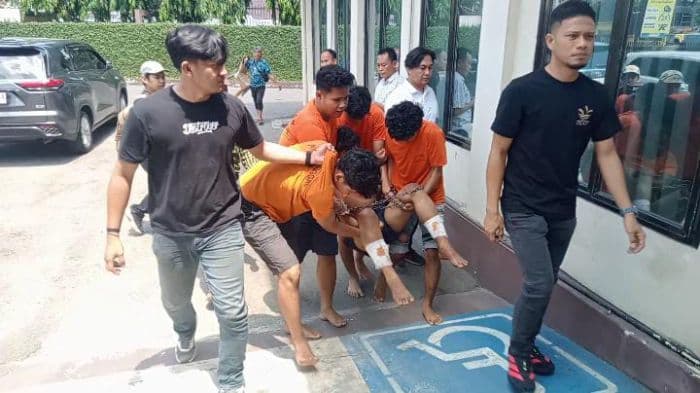 polisi_ringkus_lima_dari_tujuh_begal_di_medan_satu_ditembak