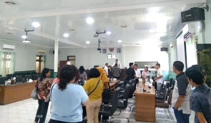 ratusan_siswa_dipaksa_ngekos_di_rumah_oknum_guru_bintang_timur_warga_geram