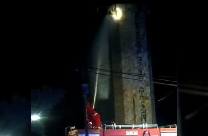 sarang_lebah_di_tugu_amir_hamzah_langkat_dievakuasi_petugas_damkar