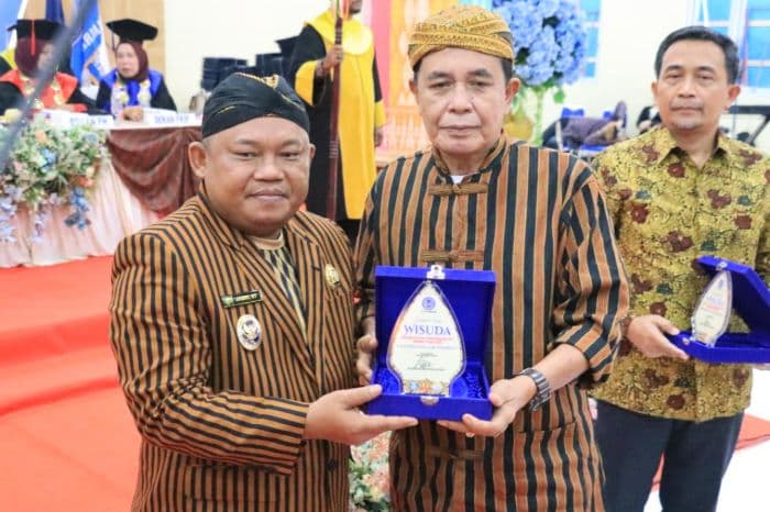 wabup_jamri_ajak_wisudawan_universitas_labuhanbatu_ciptakan_lapangan_pekerjaan
