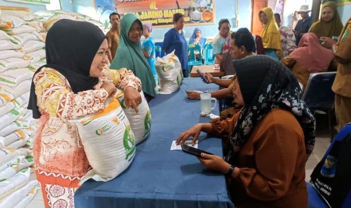 6979_keluarga_di_secanggang_terima_bantuan_beras_cadangan_pangan_pemerintah