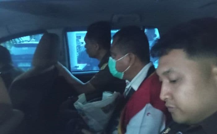 usai_diserahkan_ke_kejaksaan_kadis_perhubungan_siantar_resmi_ditahan