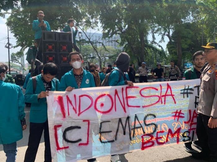aliansi_bem_si_gelar_aksi_indonesia_cemas_di_dprd_sumut_ini_14_tuntutannya