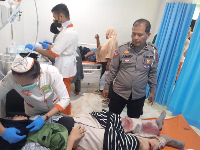 becak_bermotor_kontra_truk_di_lima_puluh_mahasiswa_tewas_dan_tiga_orang_luka