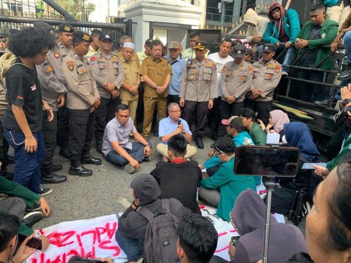 bem_si_gelar_mediasi_lesehan_bersama_dprd_sumut_bahas_tuntutan_mahasiswa