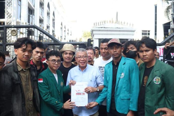 bem_si_serahkan_kajian_tuntutan_indonesia_cemas_ke_dprd_sumut_desak_rdp
