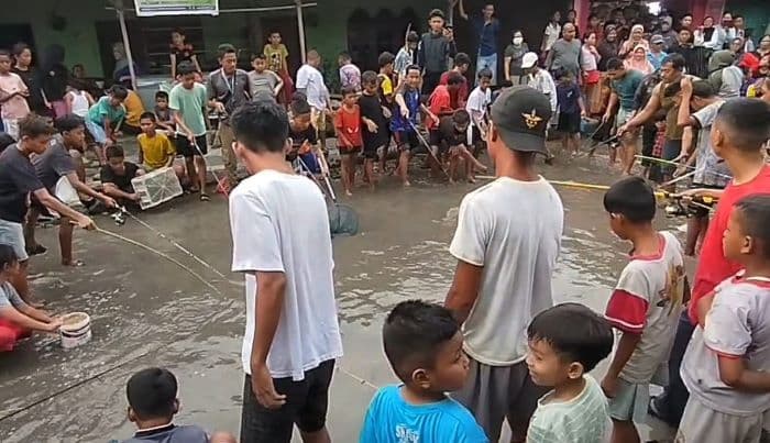 minta_masyarakat_bersabar_pemkab_deli_serdang_janji_perbaiki_jalan_rusak_di_sunggal