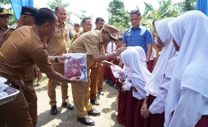 pemkab_langkat_salurkan_180_seragam_sekolah_untuk_siswa_kurang_mampu_di_secanggang