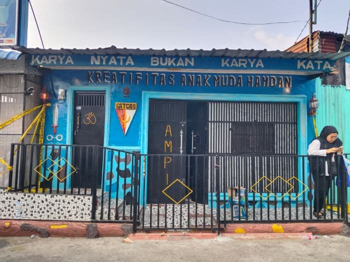 polda_sumut_rekonstruksi_kasus_home_industri_narkoba_di_kantor_ampi_hamdan_94_ekstasi_disita