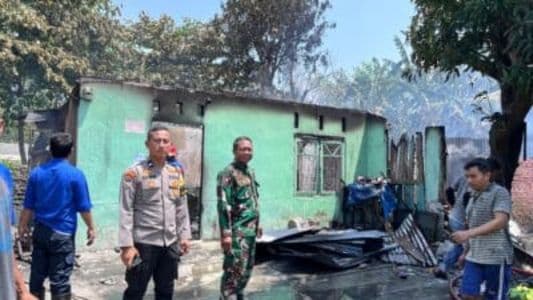rumah_semi_permanen_di_medan_labuhan_terbakar