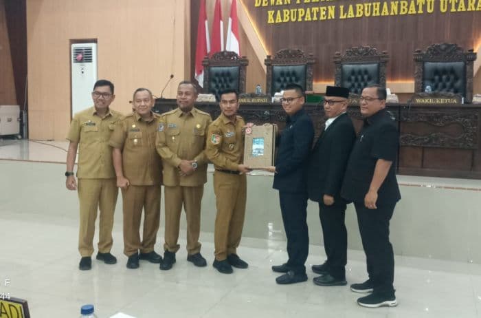 sidang_paripurna_dprd_labura_molor