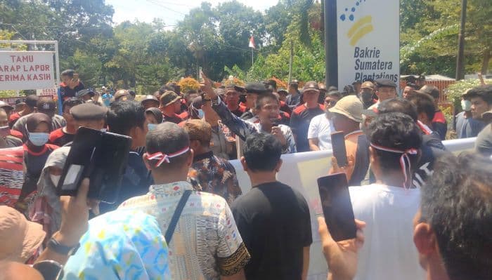 tuntut_kepastian_status_lahan_demo_petani_di_kantor_pt_bsp_kisaran_nyaris_ricuh_