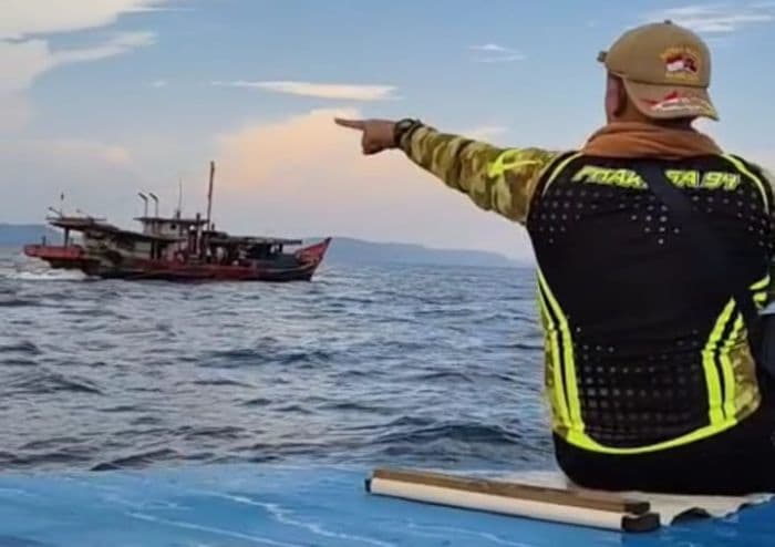 wakil_bupati_mahmud_tangkap_satu_unit_pukat_trawl_saat_beroperasi_di_perairan_mursala
