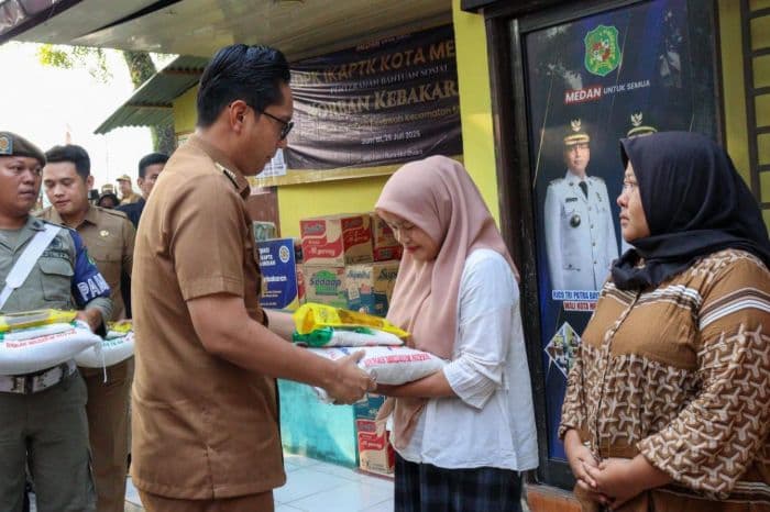 wali_kota_medan_rico_tri_putra_bayu_waas_salurkan_bantuan_untuk_korban_kebakaran_di_kesawan