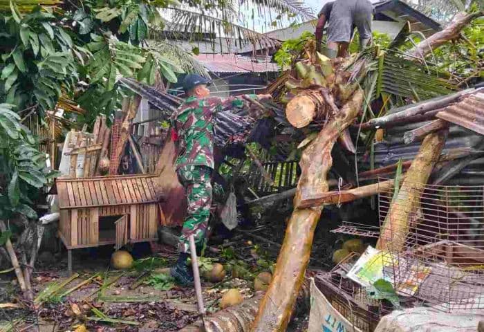 angin_kencang_di_bangun_purba_rusak_puluhan_rumah_dan_tewaskan_ternak