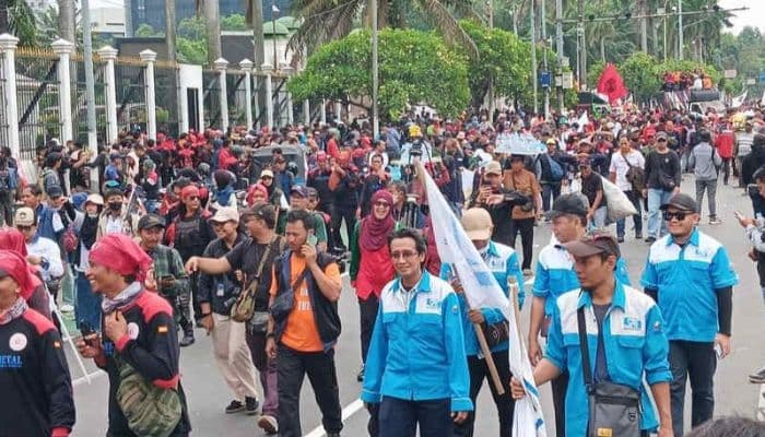 demo_buruh_di_dpr_ri_bubarkan_diri_mahasiswa_berdatangan_lanjutkan_aksi