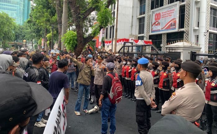 geruduk_dprd_sumut_mahasiswa_nomensen_tuntut_uu_perampasan_aset_
