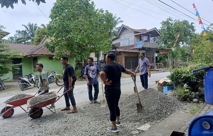 jalan_rusak_ke_bukit_lawang_diperbaiki_warga_secara_swadaya