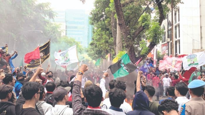 jeritan_rakyat_versus_arogansi_dpr_jalanan_membara_di_tengah_krisis_kepercayaan
