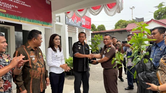 lima_kecamatan_di_toba_dapat_bantuan_bibit_durian_hingga_alpukat