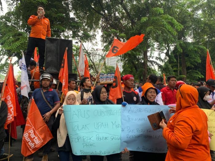 minta_hapus_outsourcing_aliansi_buruh_unjuk_rasa_di_dprd_sumut