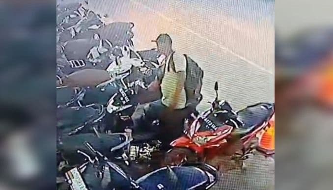 pencuri_motor_di_masjid_at_muttaqin_kisaran_terekam_cctv_saat_salat_magrib