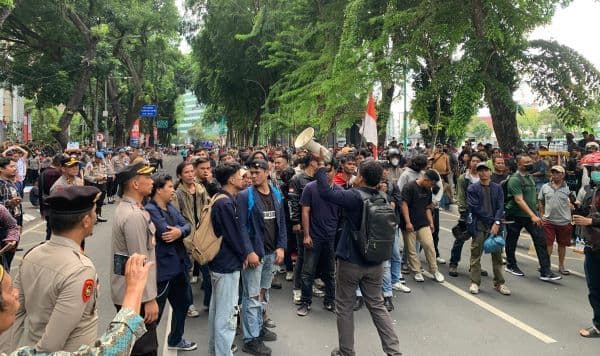tak_ditemui_dprd_mahasiswa_nomensen_balik_kanan_usai_aksi_damai_dikepung_polisi