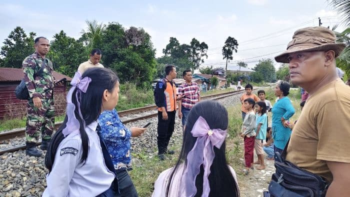 asyik_main_hp_pakai_headset_warga_simalungun_tersambar_kereta_api