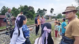 asyik_main_hp_pakai_headset_warga_simalungun_tersambar_kereta_api