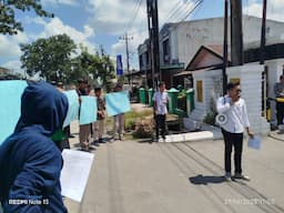 diduga_terlibat_kasus_dbh_mantan_kadis_putr_binjai_didemo_mahasiswa