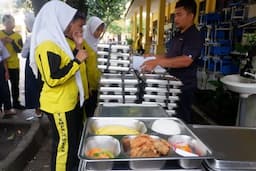 orang_tua_pantau_program_mbg_lewat_media_sosial_usai_kasus_keracunan_toba