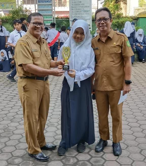 siswa_smp_negeri_7_medan_raih_gold_trophy_di_era_musika_music_festival_2025