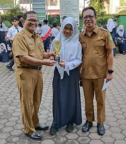 siswa_smp_negeri_7_medan_raih_gold_trophy_di_era_musika_music_festival_2025