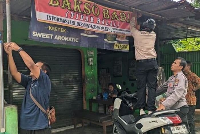 viral_bakso_babi_di_bantul_dmi_dan_mui_pasang_spanduk_agar_umat_tak_salah_beli