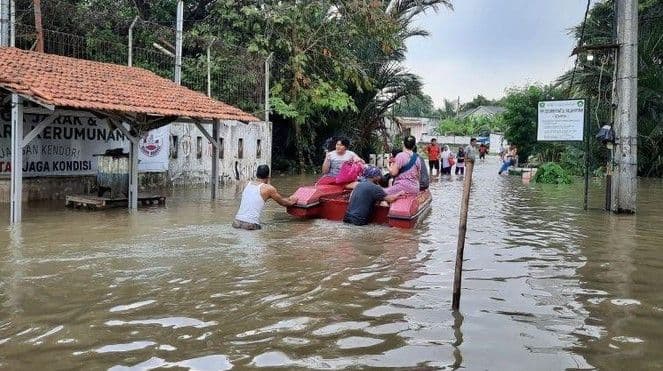 lima_kecamatan_di_tangerang_dilanda_banjir_tinggi_air_capai_1_meter