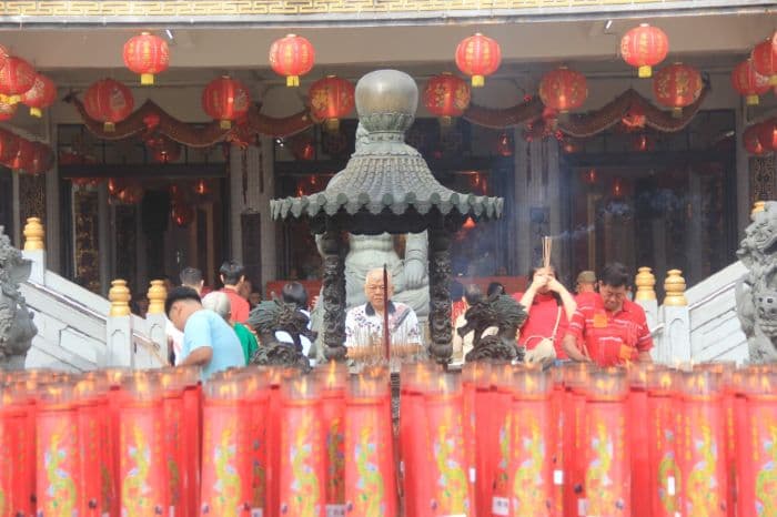 perayaan_imlek_2576_di_pematangsiantar_doa_tradisi_dan_lilin_merah