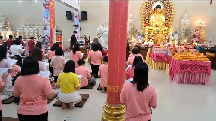 perayaan_imlek_umat_buddha_di_vihara_vidya_vajra_ganda_kompak_berpakaian_pink_