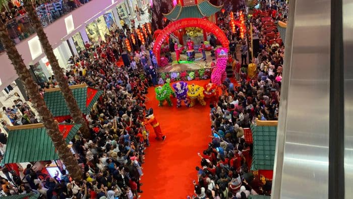 pertunjukan_barongsai_warga_padati_mall_di_medan