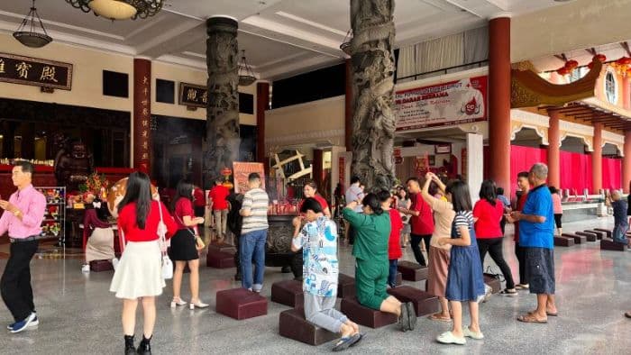 tahun_baru_imlek_masyarakat_tionghoa_antusias_ibadah_di_vihara_maitreya