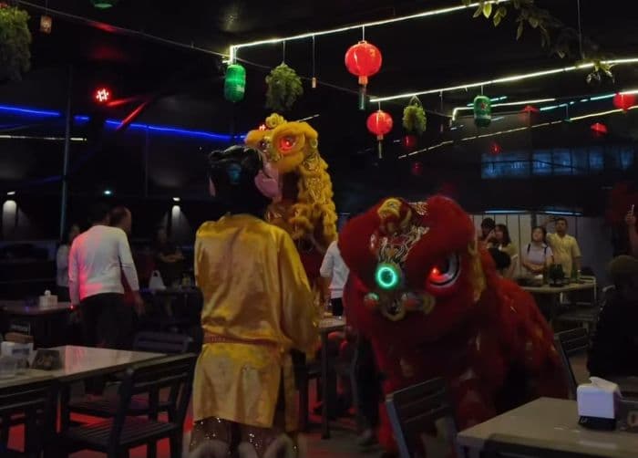 usir_roh_jahat_barongsai_atraksi_di_tempat_ibadah_dan_usaha_di_siantar