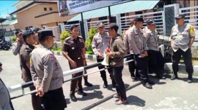 demo_mahasiswa_desak_kejari_usut_parkir_liar_di_padangsidimpuan