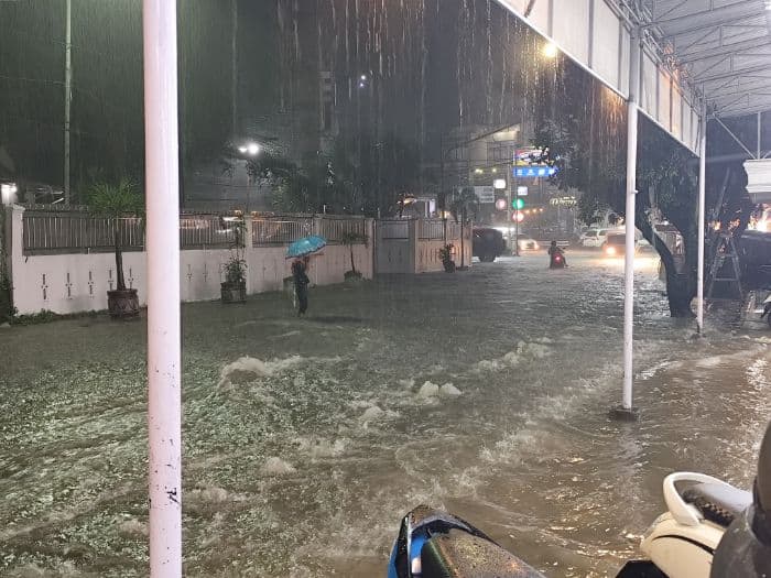 kawasan_depan_rumah_dinas_kajari_siantar_dilanda_banjir