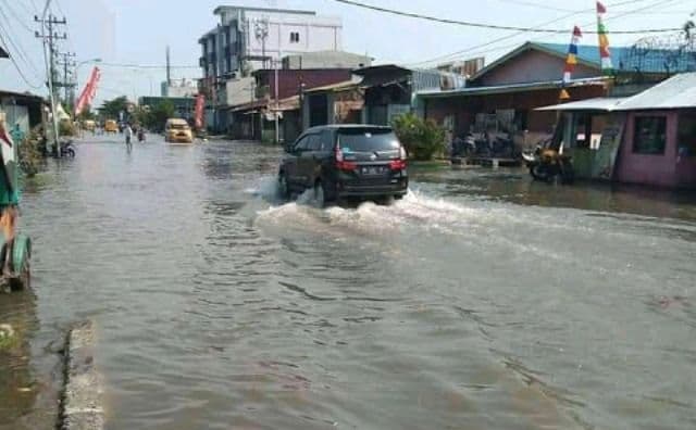 melintasi_lokasi_tawuran_saat_banjir_rob_warga_belawan_dibacok